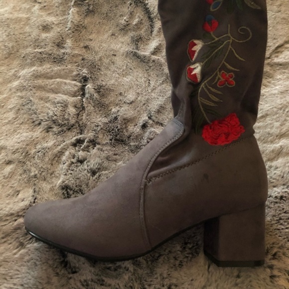 NWT Grey Floral Embroidered Classy & Trendy Boots - Picture 10 of 15